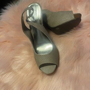 Gently used Taupe Jessica Simpson platform heels. Super cute size 8